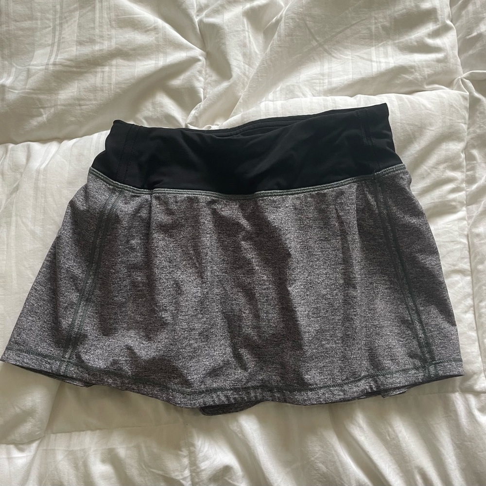 Like new Lululemon pace rival skirt heathered black (gray) Sz 0
